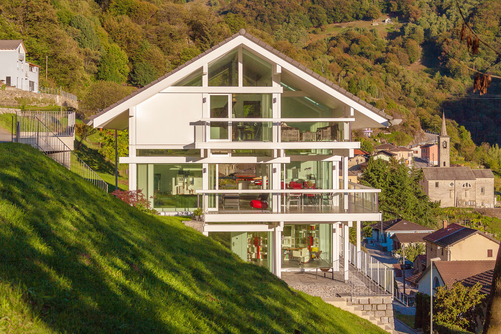 Idee per la facciata di una casa bianca contemporanea a tre piani di medie dimensioni con rivestimento in legno e tetto a capanna
