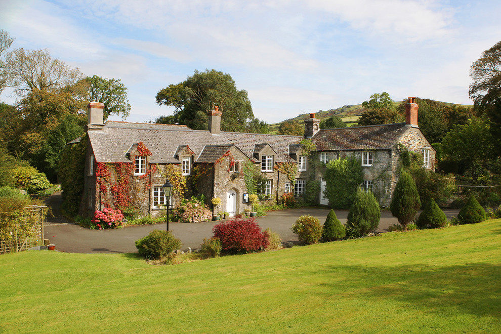 Zweistöckiges Landhausstil Haus mit Steinfassade und Satteldach in Devon