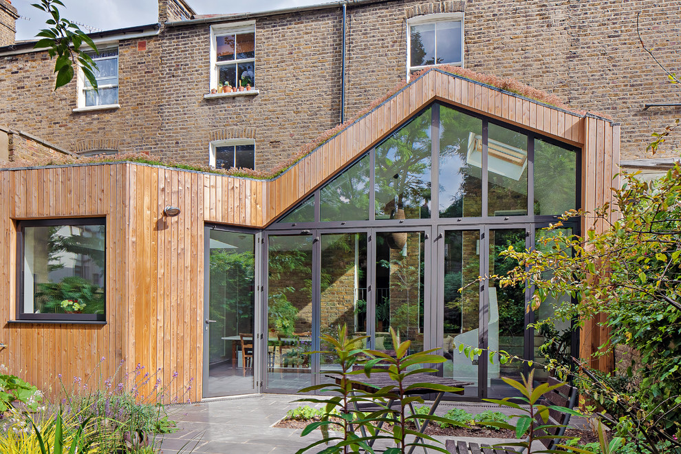 Idee per la facciata di una casa piccola contemporanea a un piano con rivestimento in legno