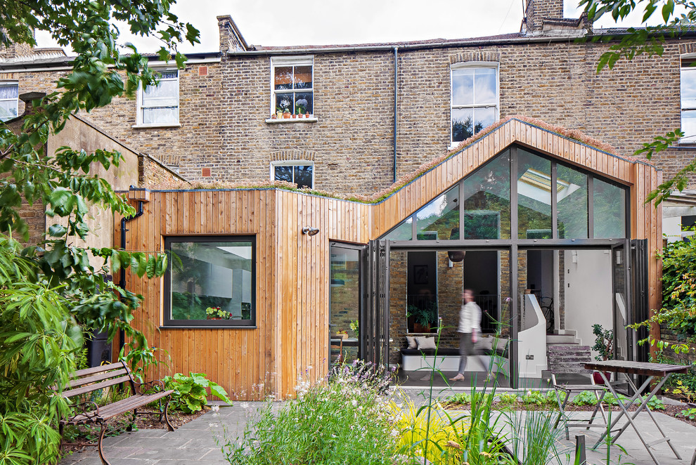Kleine, Einstöckige Moderne Holzfassade Haus in London