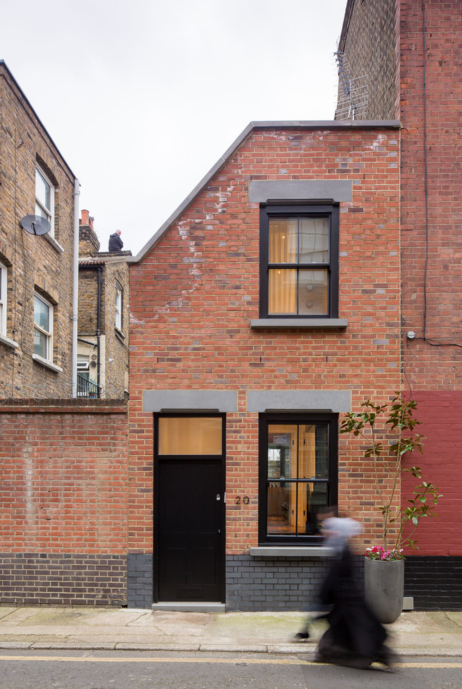 Réalisation d'une façade de maison de ville urbaine en brique à un étage.