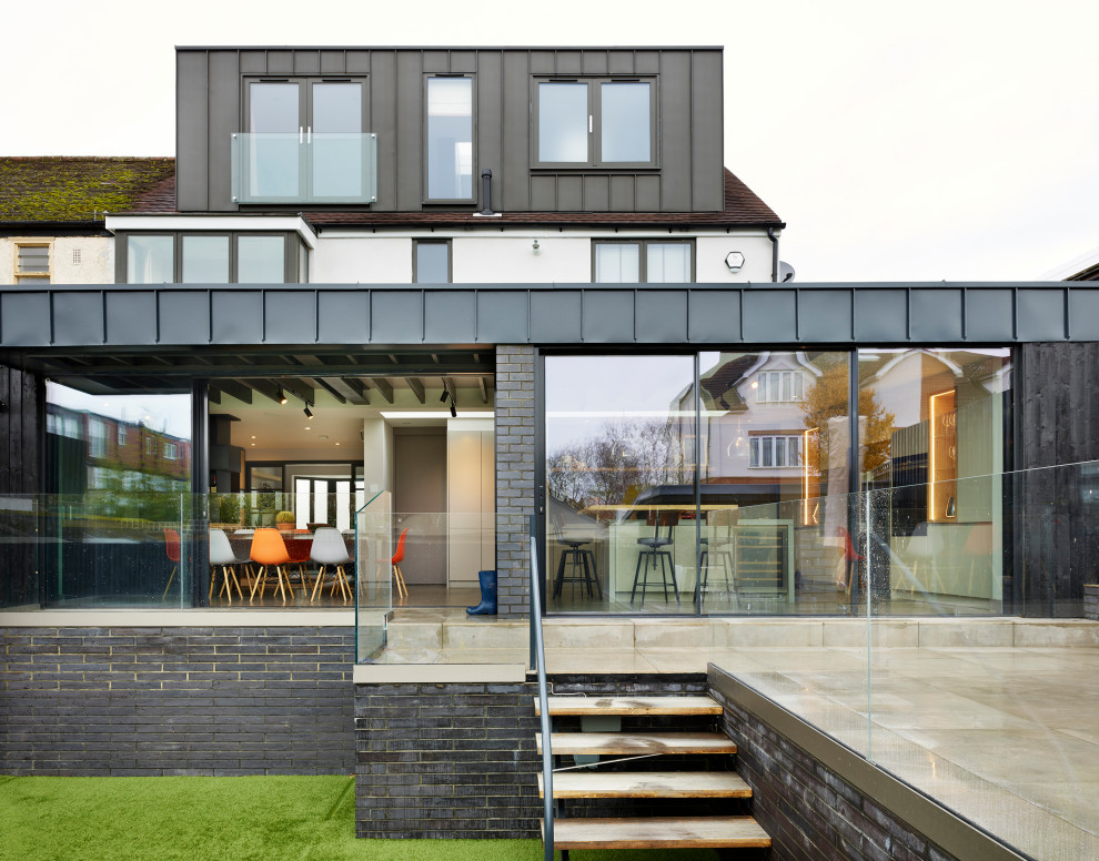 Immagine della facciata di una casa a schiera contemporanea a tre piani