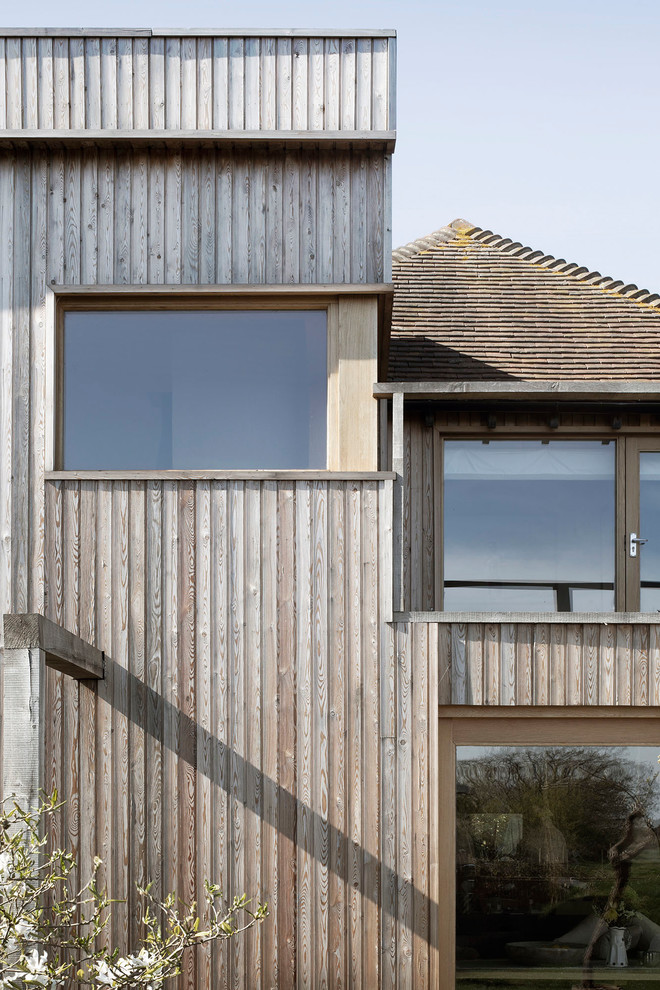 Источник вдохновения для домашнего уюта: большой, двухэтажный, деревянный, коричневый частный загородный дом в морском стиле с плоской крышей и зеленой крышей