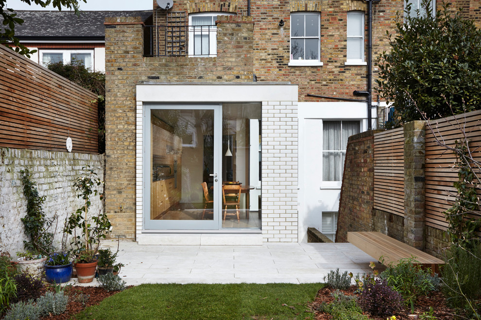 Modelo de fachada de casa pareada beige contemporánea de tamaño medio de tres plantas con revestimiento de ladrillo