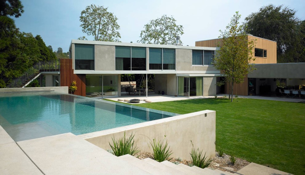 Photo of a modern house exterior in Los Angeles with wood cladding.