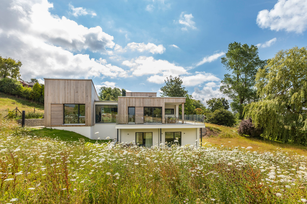 Zweistöckiges Modernes Einfamilienhaus mit Mix-Fassade, bunter Fassadenfarbe und Flachdach in Sonstige