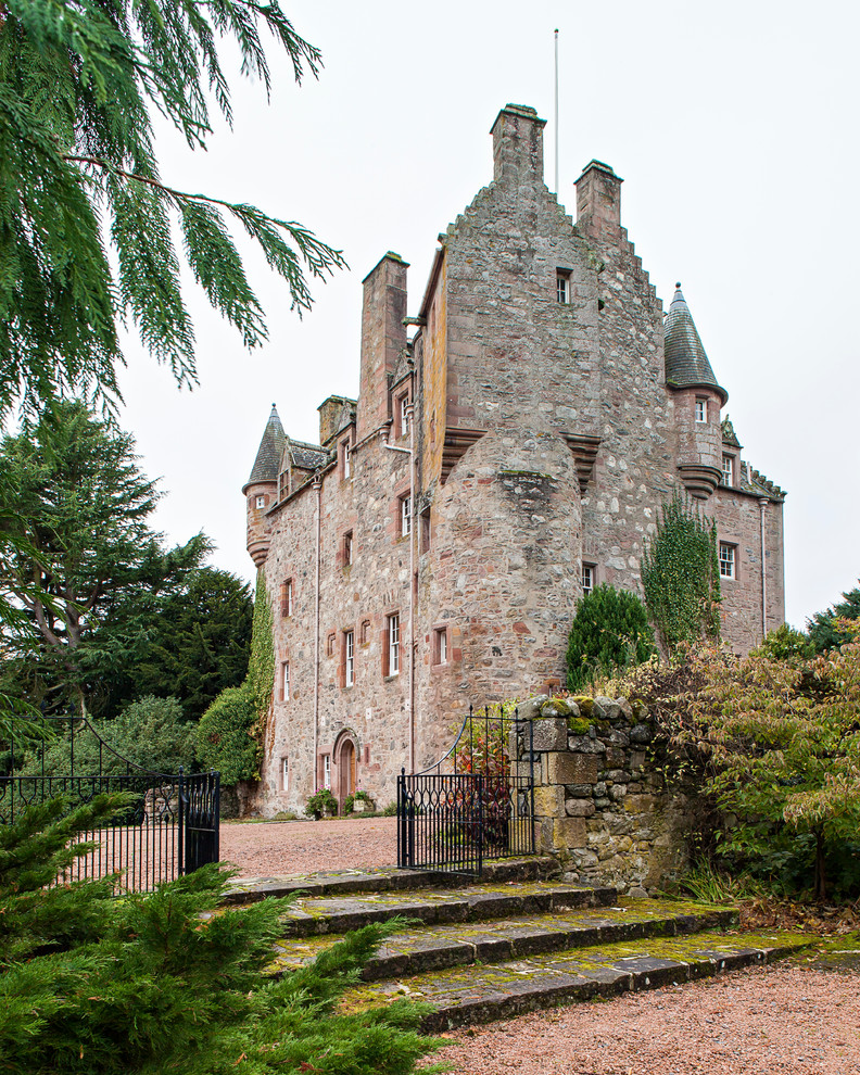 Exemple d'une façade de maison chic.