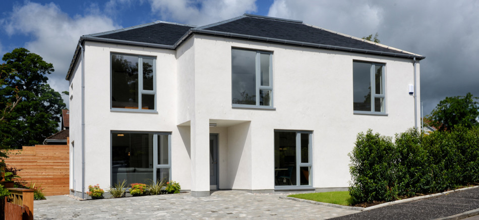 Mittelgroßes, Zweistöckiges Modernes Einfamilienhaus mit Putzfassade, weißer Fassadenfarbe, Satteldach, Ziegeldach und blauem Dach in Glasgow