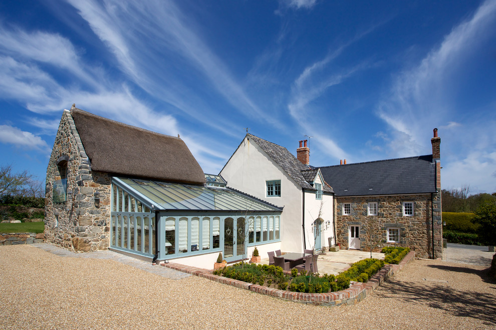 Country Haus mit Mix-Fassade und beiger Fassadenfarbe in Kanalinseln