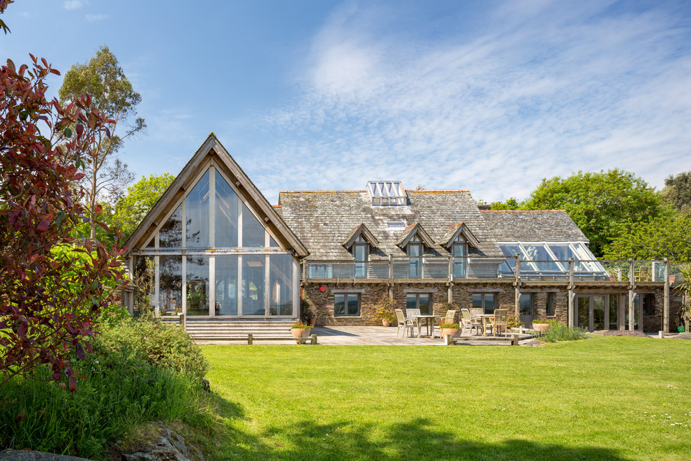 Großes, Zweistöckiges Modernes Einfamilienhaus mit grauer Fassadenfarbe in Devon