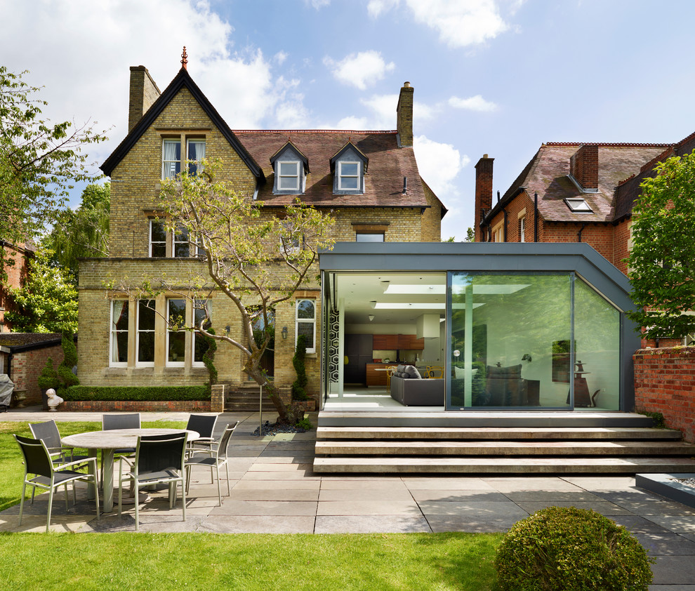 Idee per la facciata di una casa marrone contemporanea a tre piani con rivestimento in mattoni