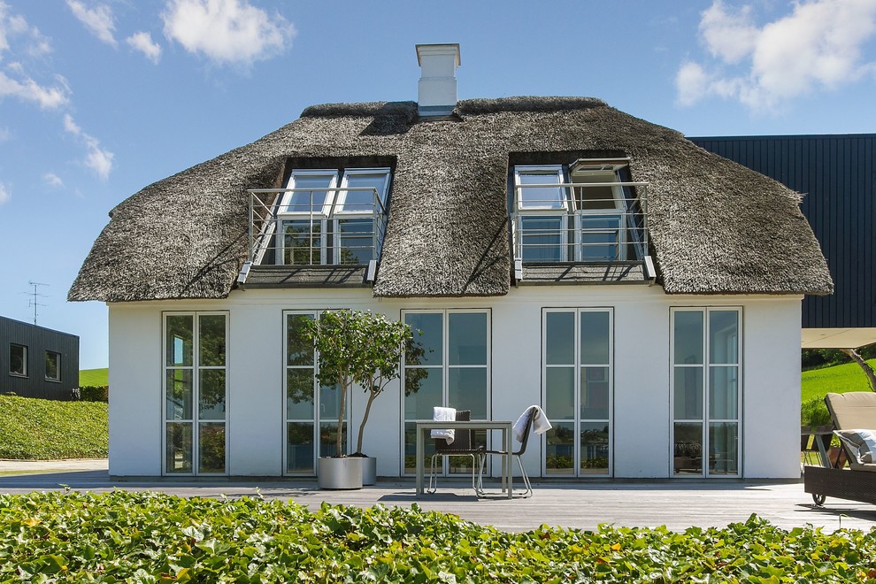 Источник вдохновения для домашнего уюта: двухэтажный, белый, кирпичный дом среднего размера в скандинавском стиле с вальмовой крышей
