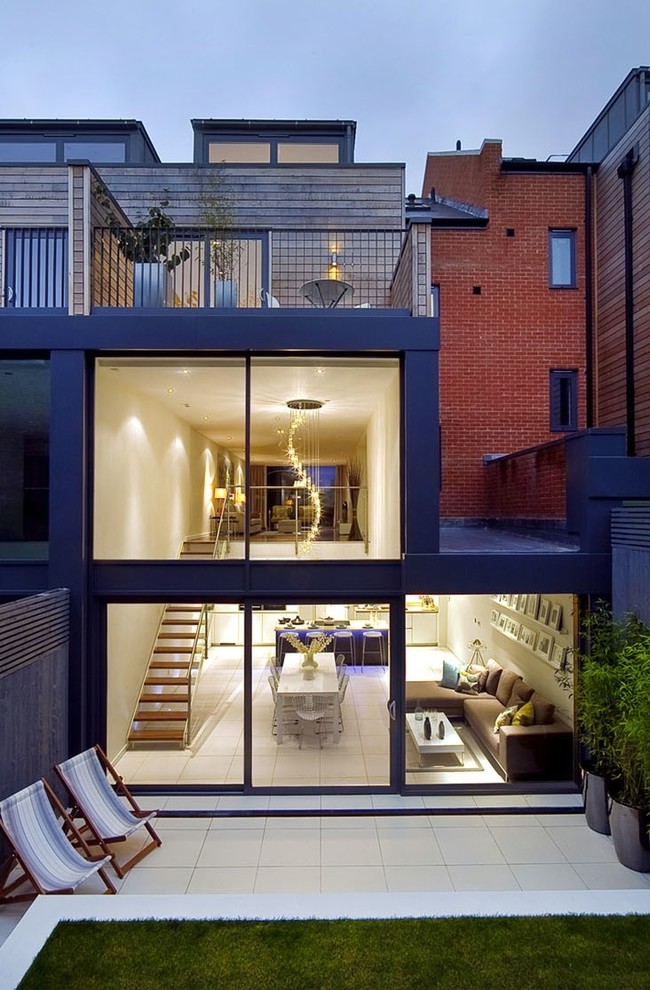 Idee per la facciata di una casa moderna a tre piani