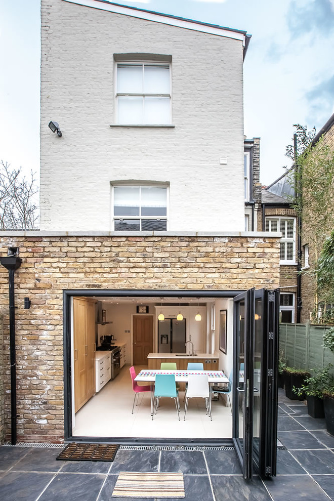 Exemple d'une façade de maison tendance en brique de plain-pied.