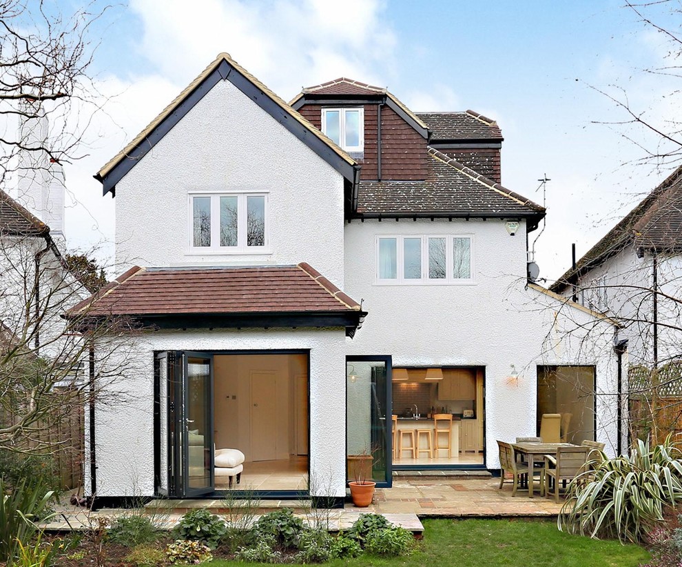 Стильный дизайн: трехэтажный, белый дом в классическом стиле - последний тренд