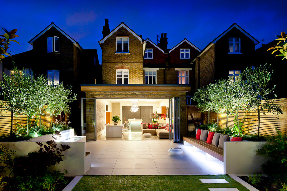Dreistöckiges Modernes Haus mit Backsteinfassade, brauner Fassadenfarbe und Satteldach in London