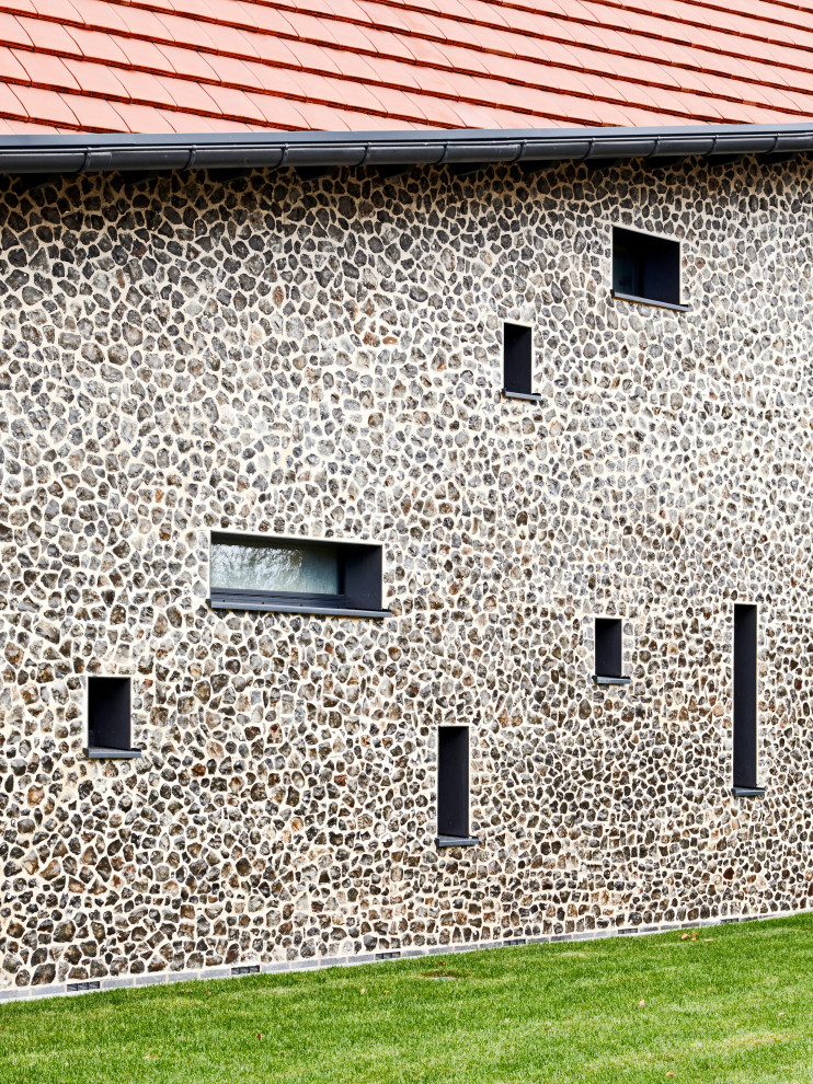 Mittelgroßes, Einstöckiges Modernes Einfamilienhaus mit Putzfassade und beiger Fassadenfarbe in Hampshire