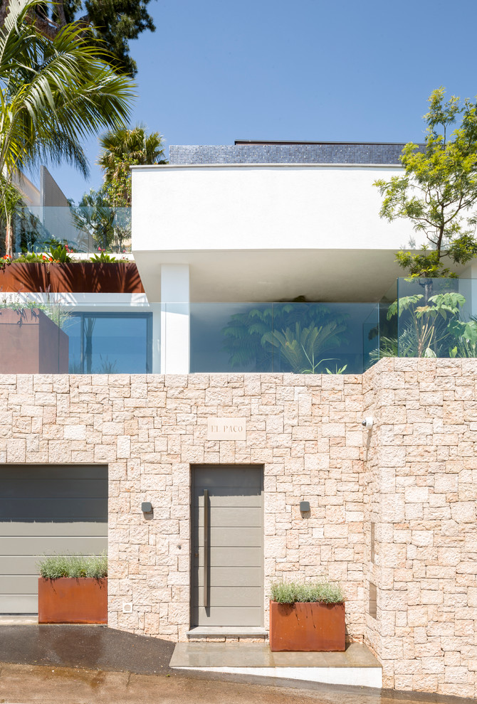Свежая идея для дизайна: трехэтажный, белый дом среднего размера в современном стиле с облицовкой из камня и плоской крышей - отличное фото интерьера