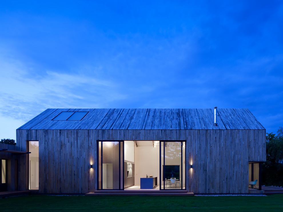 Einstöckige Moderne Holzfassade Haus mit Satteldach in Kanalinseln