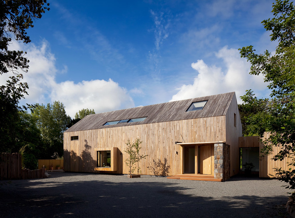 Ispirazione per la facciata di una casa contemporanea a un piano con rivestimento in legno e tetto a capanna