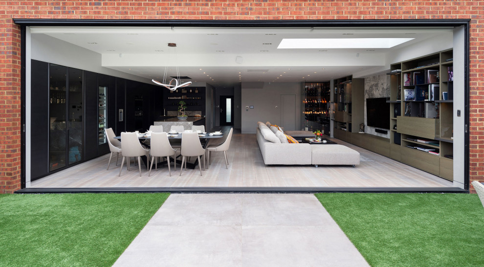 Großes, Dreistöckiges Modernes Einfamilienhaus mit Mix-Fassade, bunter Fassadenfarbe, Satteldach und Ziegeldach in London