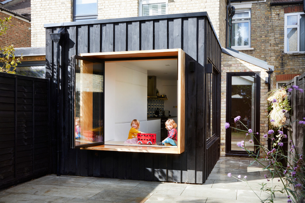 Mittelgroßes, Einstöckiges Modernes Haus mit schwarzer Fassadenfarbe in London