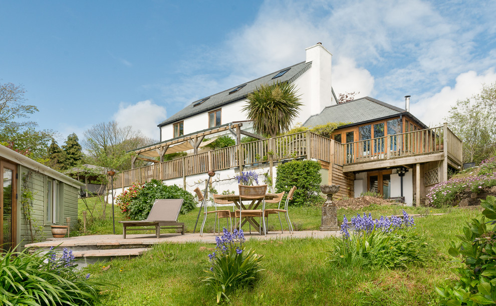 Mittelgroßes, Dreistöckiges Country Haus mit Putzfassade und weißer Fassadenfarbe in Devon