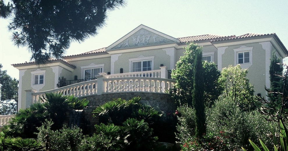 Idee per la facciata di una casa a schiera grande verde mediterranea a tre piani con falda a timpano e copertura in tegole