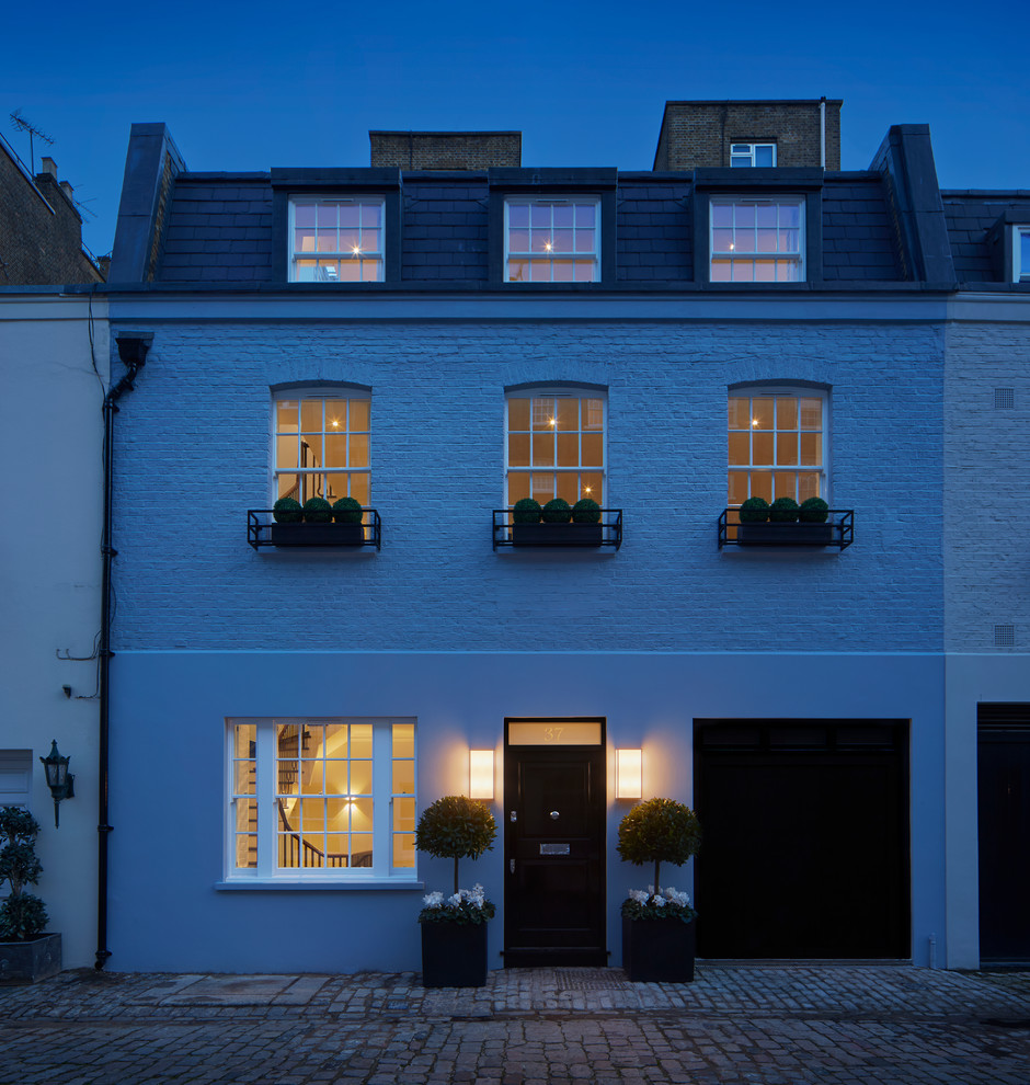 Foto de fachada azul clásica renovada de tamaño medio con revestimiento de ladrillo