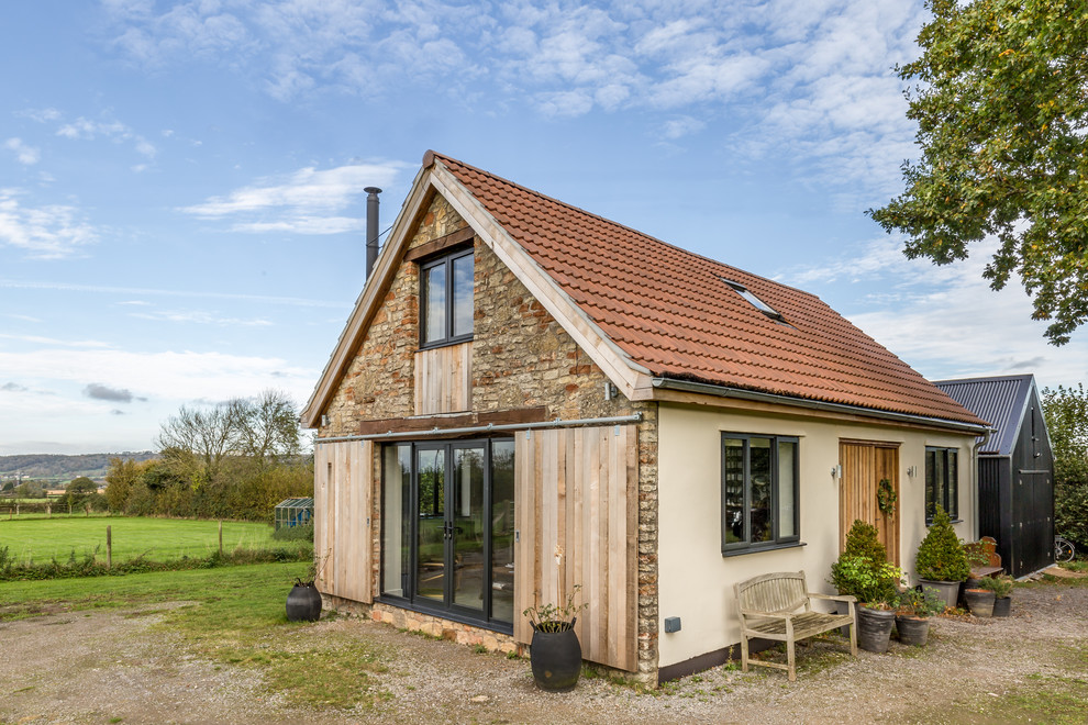 Mittelgroßes, Zweistöckiges Country Einfamilienhaus mit Mix-Fassade, Satteldach, Ziegeldach und Dachgaube in Sonstige