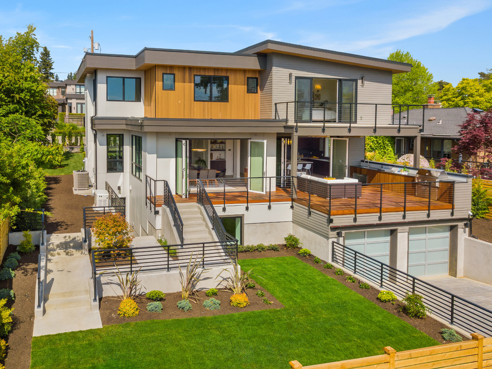 Dreistöckiges Retro Einfamilienhaus mit Mix-Fassade, bunter Fassadenfarbe, Flachdach und Blechdach in Seattle