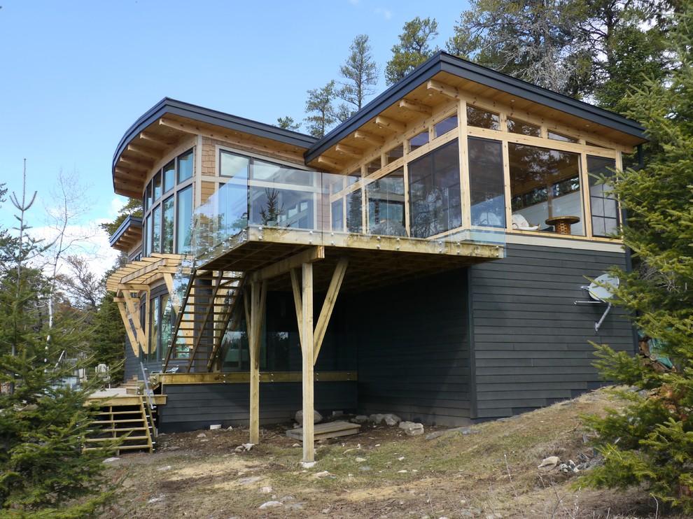 Imagen de fachada de casa multicolor actual de tamaño medio de dos plantas con revestimientos combinados, tejado de un solo tendido y tejado de metal