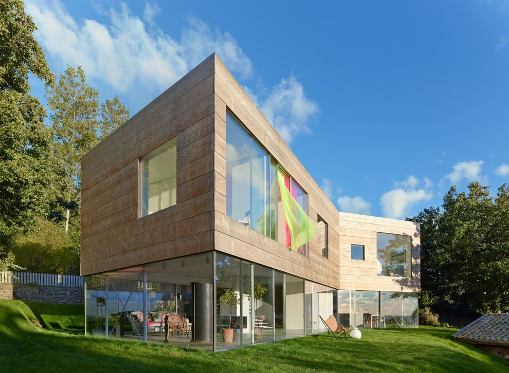 Idee per la facciata di una casa grande beige contemporanea a due piani con rivestimento in legno e tetto piano