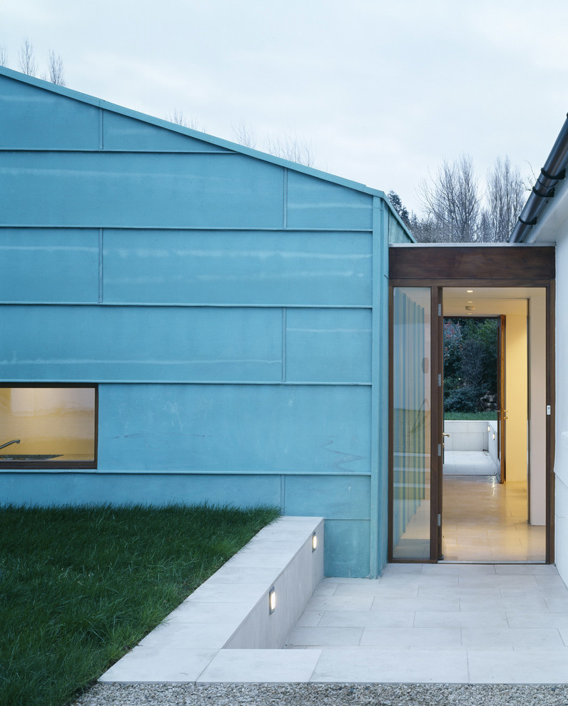 Ispirazione per la facciata di una casa multicolore contemporanea con rivestimento in metallo e tetto a capanna