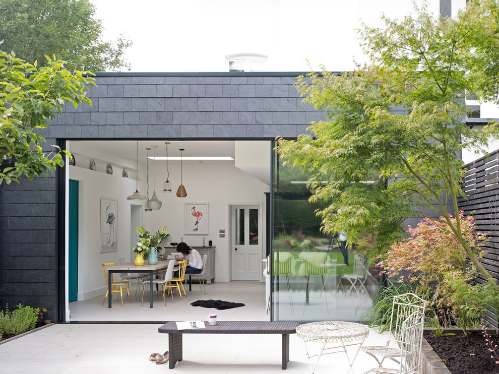 Dreistöckiges Modernes Haus mit grauer Fassadenfarbe, Steinfassade und Flachdach in Kent