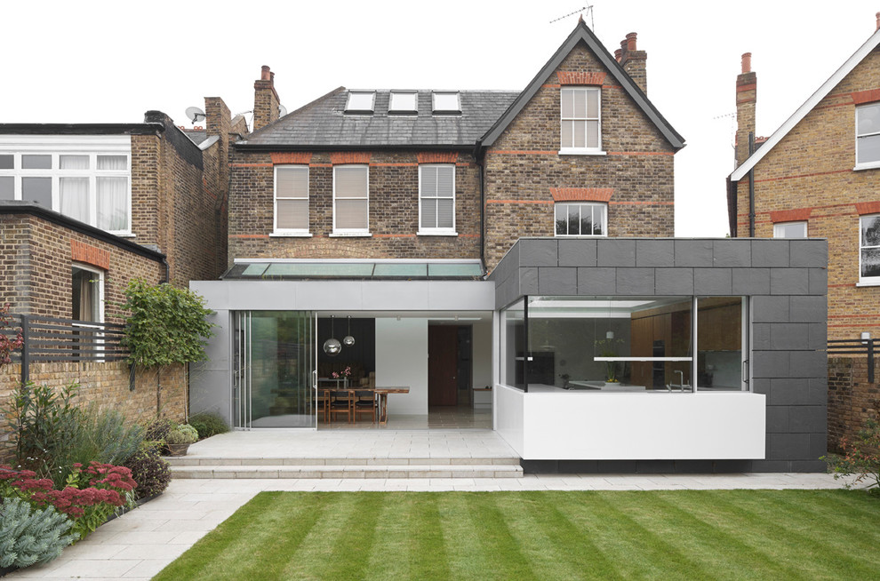 Mittelgroßes, Dreistöckiges Modernes Haus mit Steinfassade, grauer Fassadenfarbe und Flachdach in London