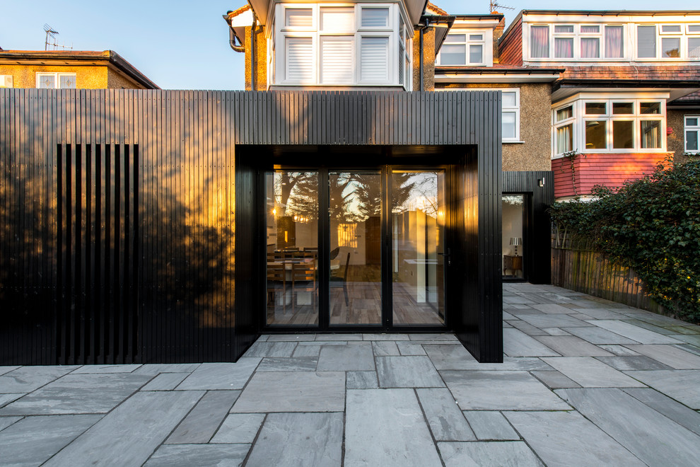 Mittelgroßes, Einstöckiges Modernes Haus mit schwarzer Fassadenfarbe und Flachdach in London