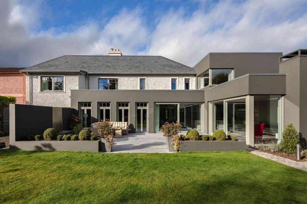 Zweistöckiges Modernes Einfamilienhaus mit grauer Fassadenfarbe und Flachdach in Cork