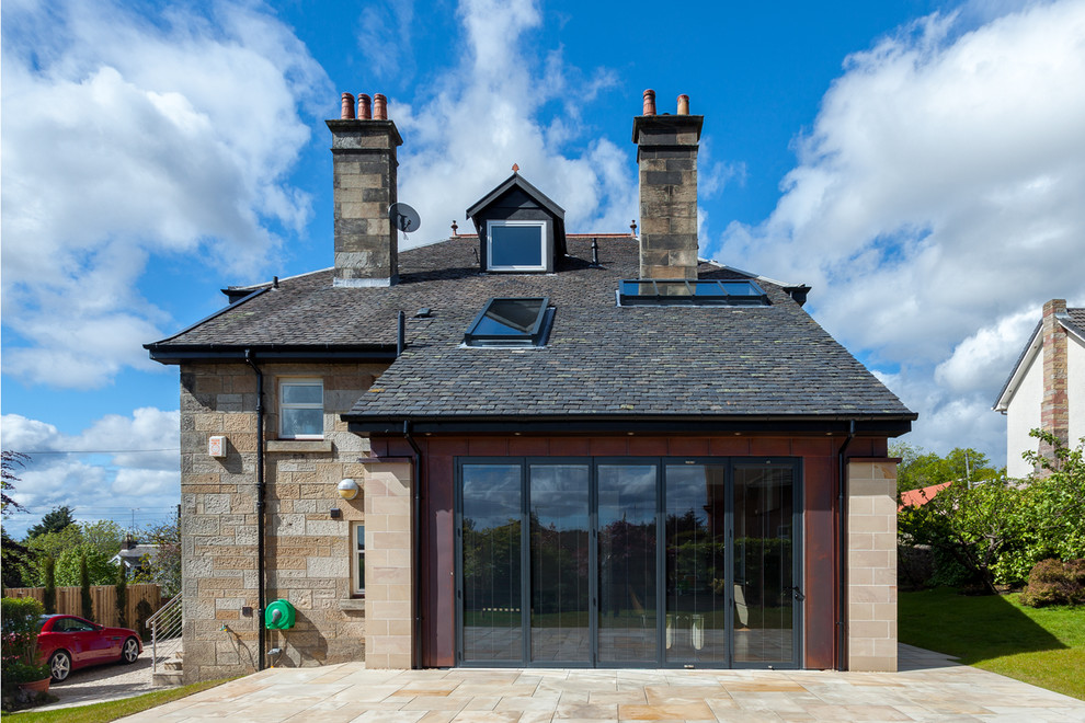 Foto della facciata di una casa beige contemporanea a un piano di medie dimensioni con rivestimento in pietra