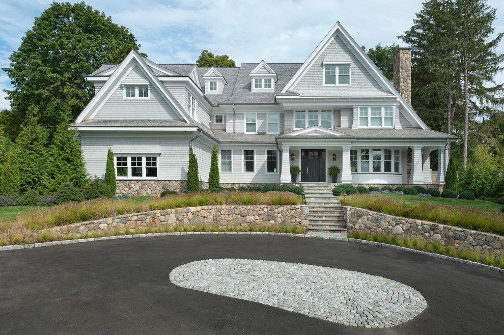Стильный дизайн: большой, трехэтажный, серый дом в викторианском стиле с комбинированной облицовкой и двускатной крышей - последний тренд