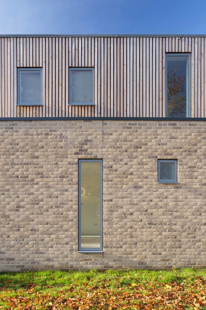 Mittelgroßes, Zweistöckiges Modernes Einfamilienhaus mit Mix-Fassade, bunter Fassadenfarbe, Satteldach und Blechdach in Cambridgeshire