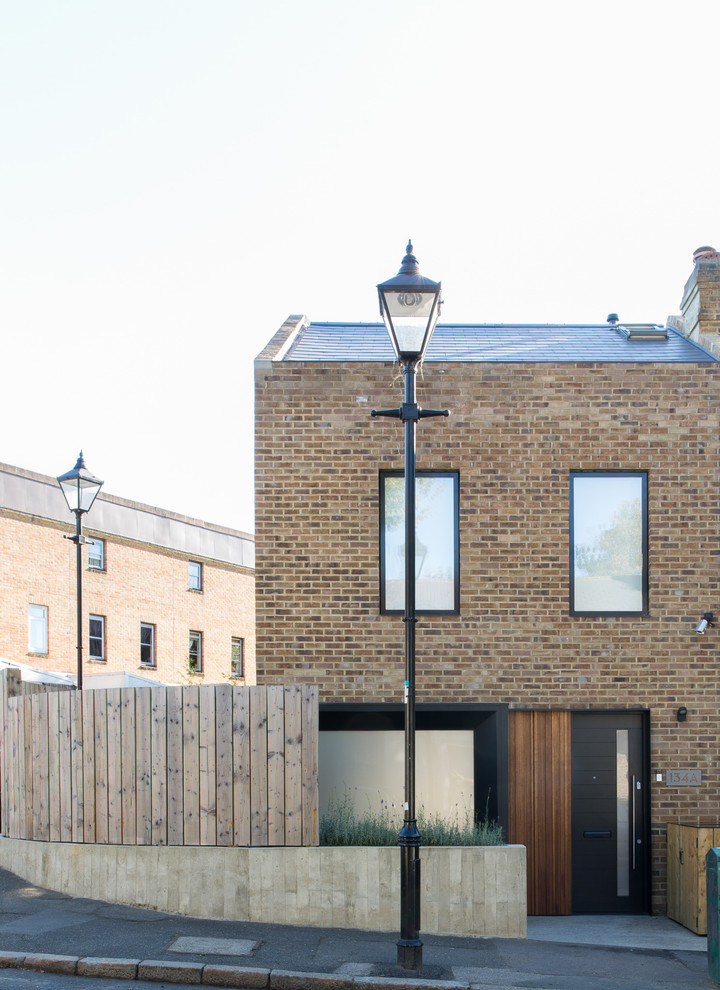 Zweistöckiges Modernes Haus mit Backsteinfassade, brauner Fassadenfarbe und Satteldach in London