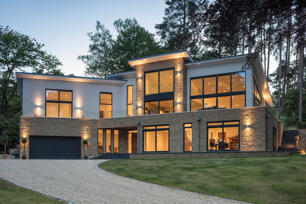 Zweistöckiges Klassisches Einfamilienhaus mit Mix-Fassade, beiger Fassadenfarbe und Pultdach in Surrey