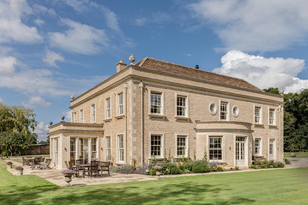 Zweistöckiges Klassisches Einfamilienhaus mit Steinfassade, beiger Fassadenfarbe, Satteldach und Schindeldach in Gloucestershire