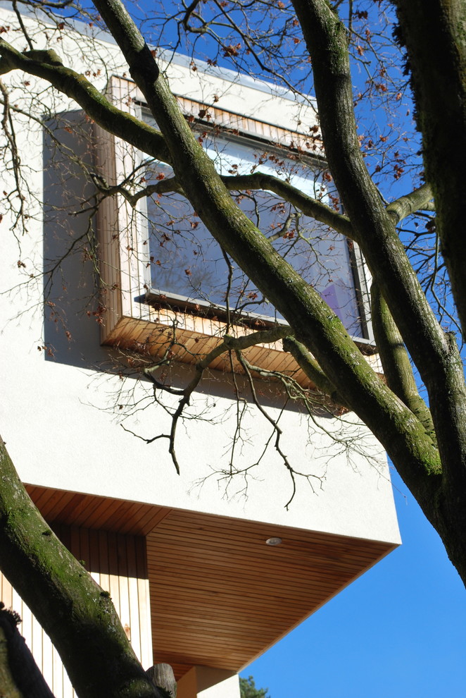 Foto della facciata di una casa bianca contemporanea