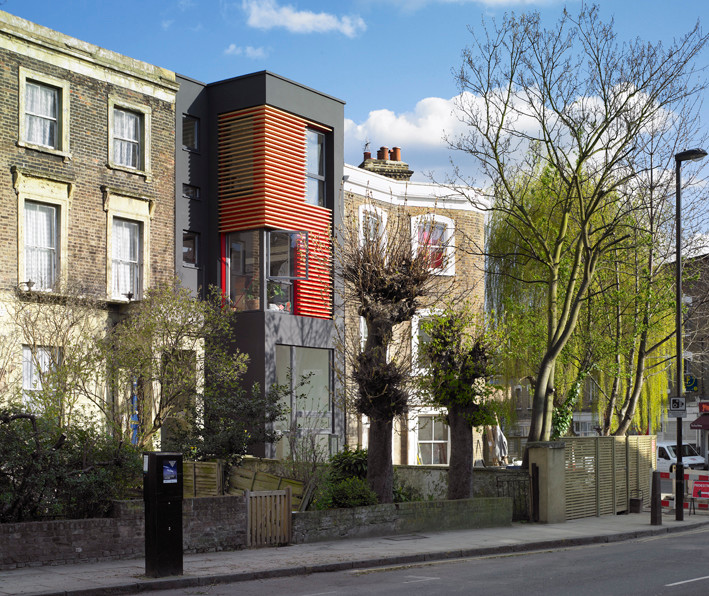 ロンドンにあるお手頃価格の小さなコンテンポラリースタイルのおしゃれな家の外観 (メタルサイディング、緑化屋根) の写真