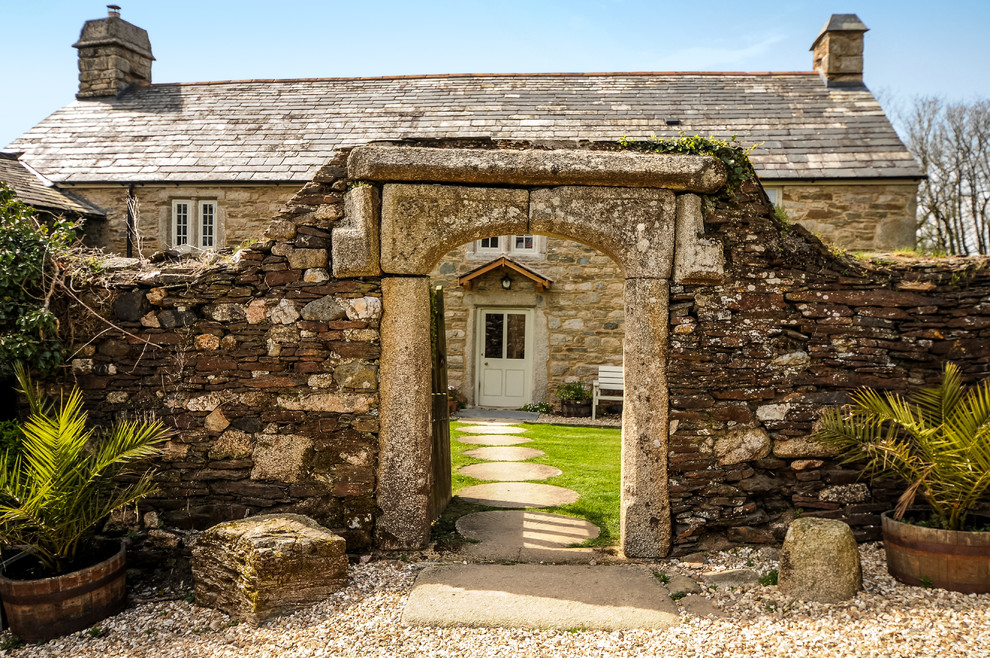 Farmhouse exterior home photo in Devon