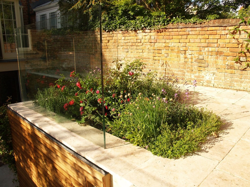 This is an example of a contemporary house exterior in Oxfordshire.