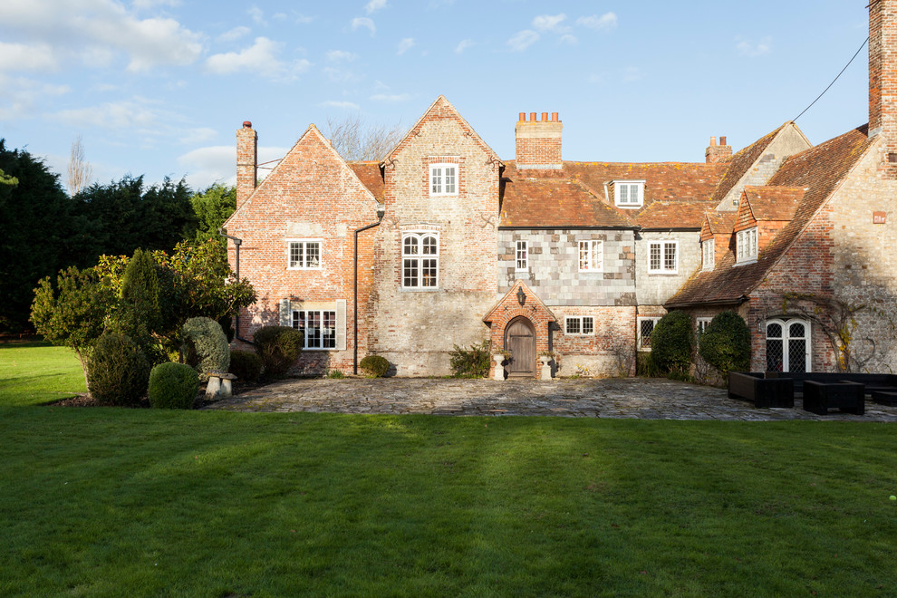 Elegant exterior home photo in London