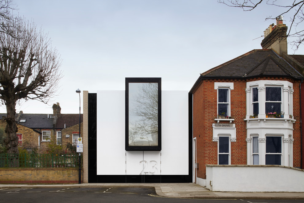 Ejemplo de fachada blanca contemporánea de tamaño medio de tres plantas con revestimiento de estuco